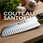 santoku couteau lame large posé sur planche bois avec légumes