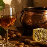 vin cuit apéritif français verre fromage fruits secs