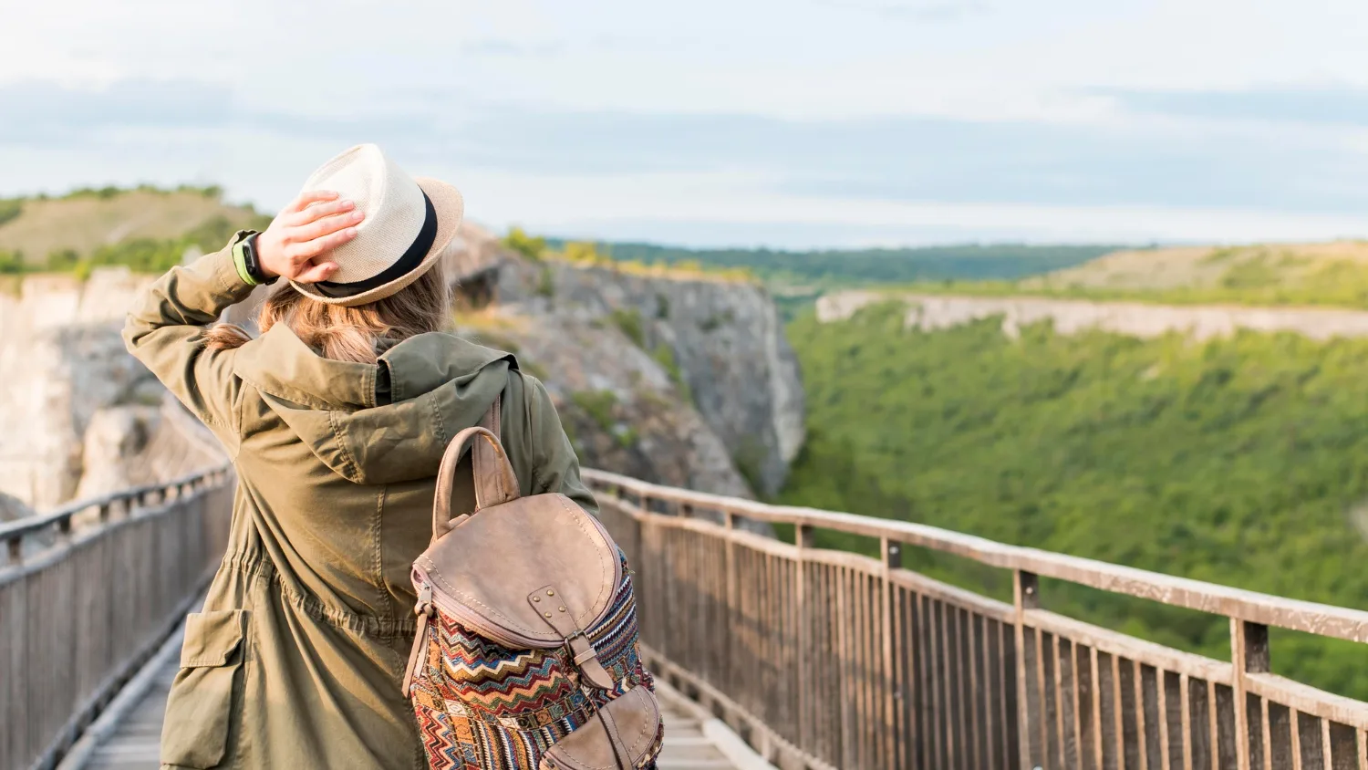 Une jeune femme part à l'aventure lors d'un voyage dans un pays inconnu.